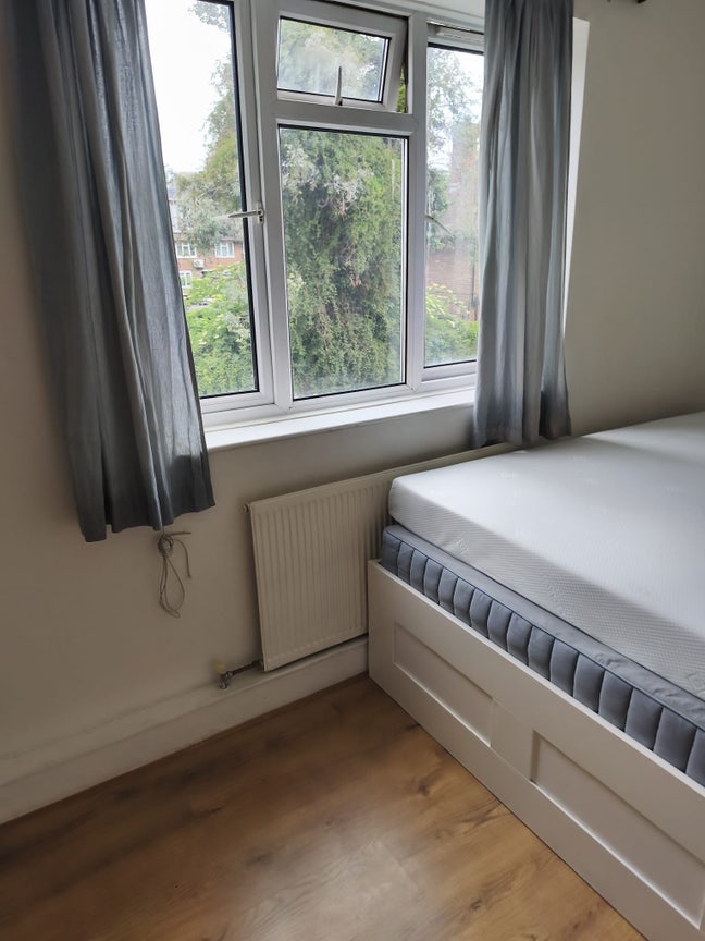 Rooms at Canning Town station  Main Photo