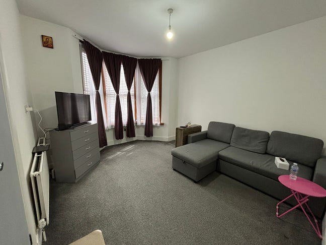 One bedroom ground floor flat in Ilford IG1  Main Photo