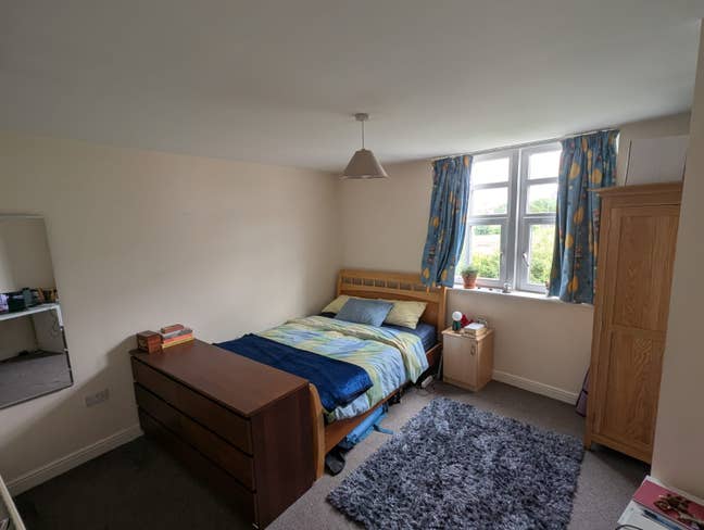 2 bedrooms in bright, spacious shared flat Main Photo