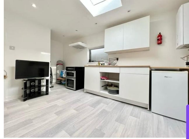 Modern self contained studio apartment in IG2  Main Photo