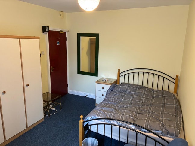 Large room for single occupancy central Watford Main Photo