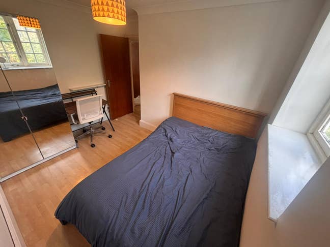 Bright Double Room in Quiet Gated Flat – 10 mins t Main Photo