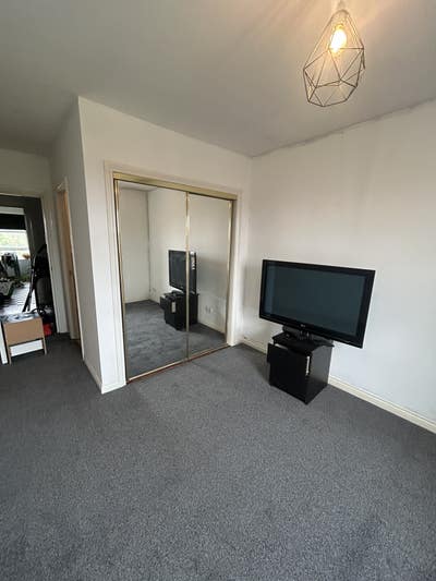 Cathcart on suite flat, next to station Main Photo