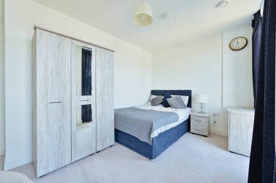 Modern Double room in a 2-bed flat Main Photo