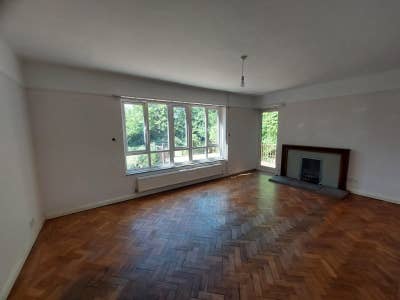 Spacious Property - Couple or 2xFriends Only  Main Photo