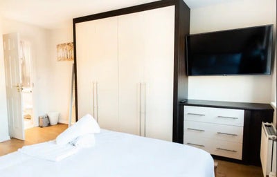 Large En-Suite Double Room - Peaceful Location Main Photo