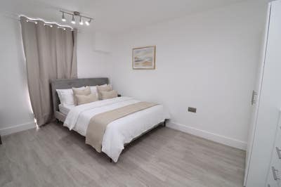 Luxury Modern Flat! Close to Elizabeth Line Main Photo