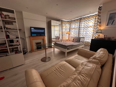 Spacious double Room available  Main Photo