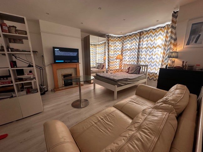 Spacious double Room available  Main Photo