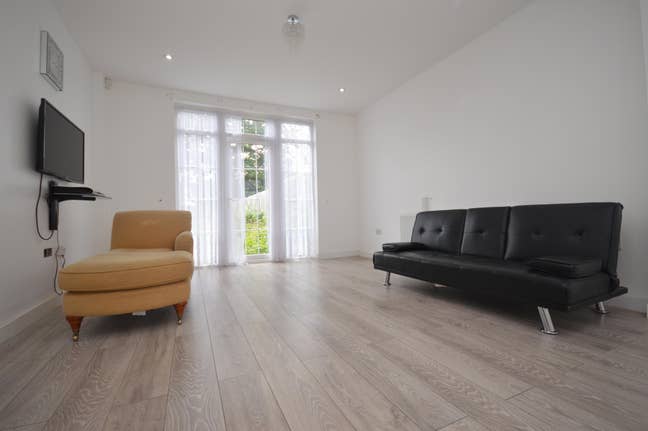 4 Bedroom Semi-detached House - Chigwell  Main Photo