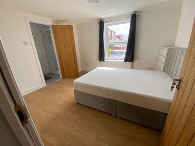 En Suite Double Room – &pound;1,050 PCM  Main Photo