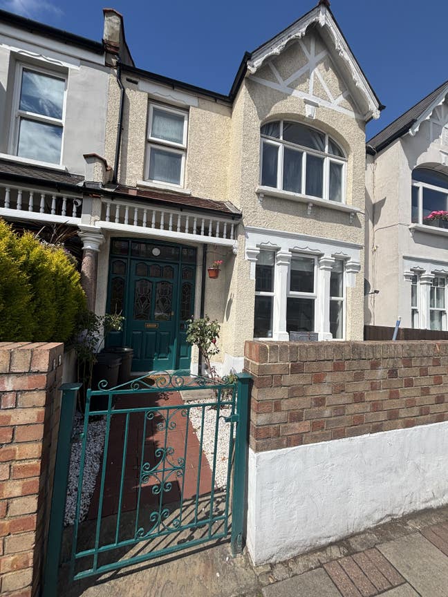 2 double rooms available in a 3 bedroom house Main Photo