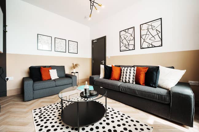 Cosy room available NOW - bills included Main Photo