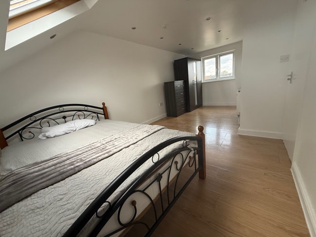 Spacious furnished double room available  Main Photo