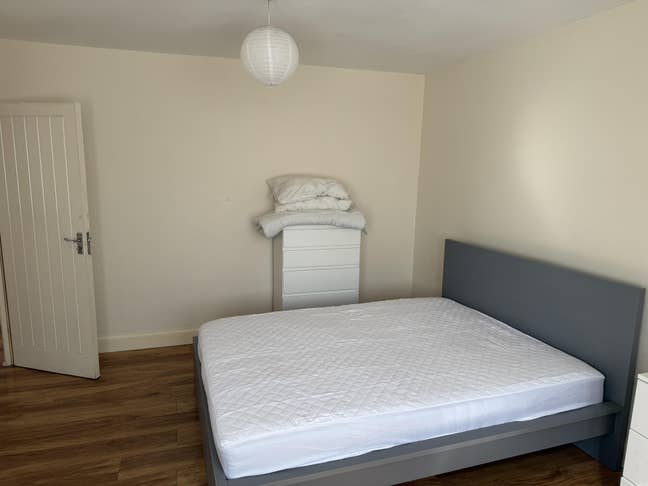 Double room to let in shared house Main Photo