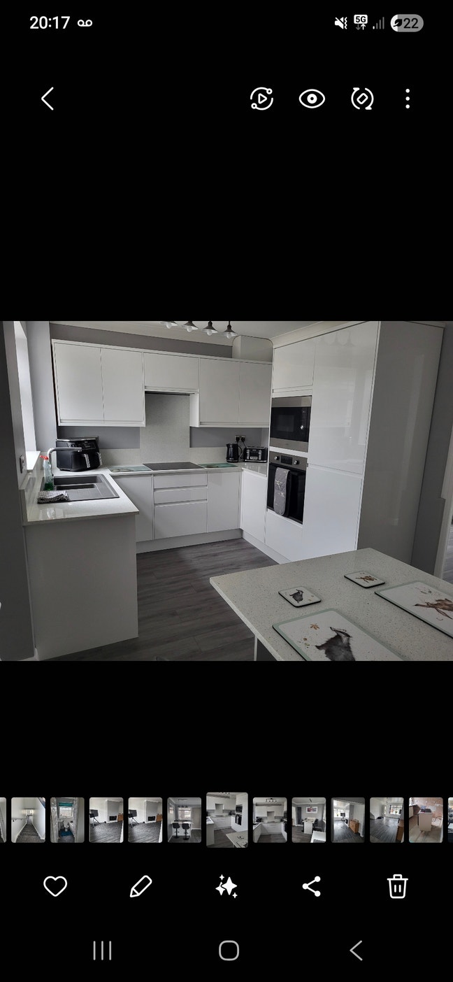 Double room available in a 3 bedroom semi-detached Main Photo