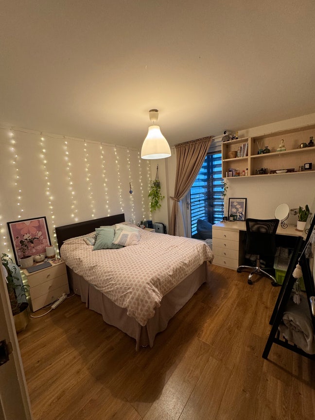 Double bedroom with private bathroom and balcony Main Photo