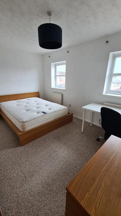 King Size Room - Generous 3 Story TownHouse Near  Main Photo