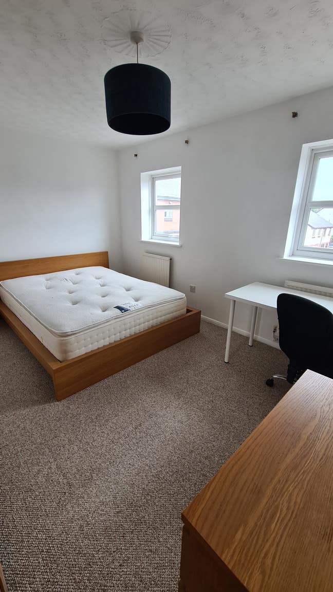 King Room in Spacious Cardiff Townhouse Main Photo