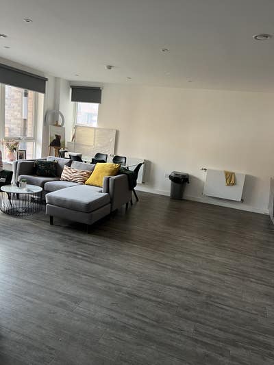 Modern Flat in Barking Main Photo