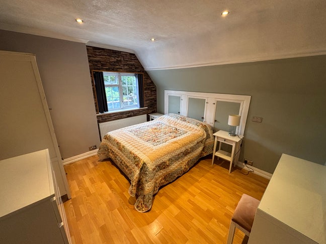 Single and Double Rooms in Town Centre Main Photo