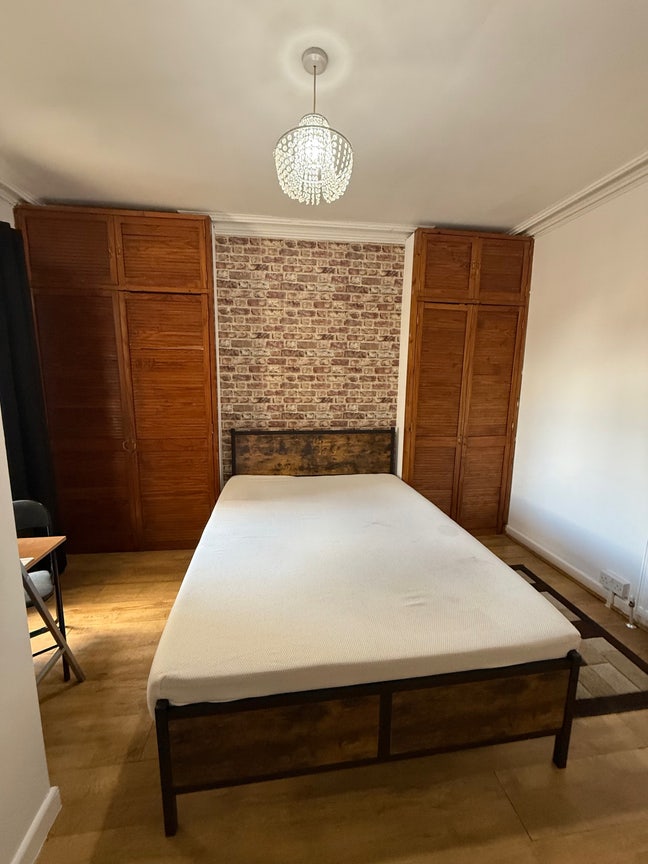 Double room for rent near town centre Main Photo
