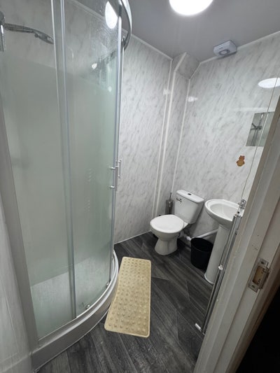 Single occupancy en-suite rooms available  Main Photo