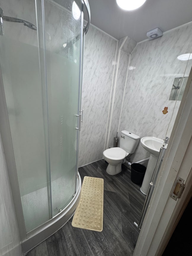 Single occupancy en-suite rooms available  Main Photo