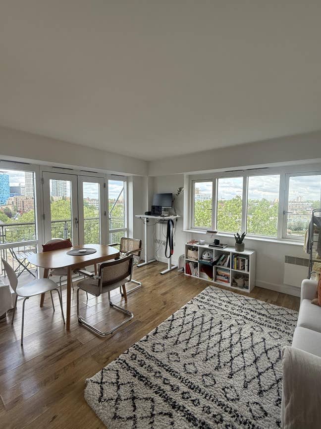 SUBLET Bright 1-Bed Flat Stepney Green Main Photo
