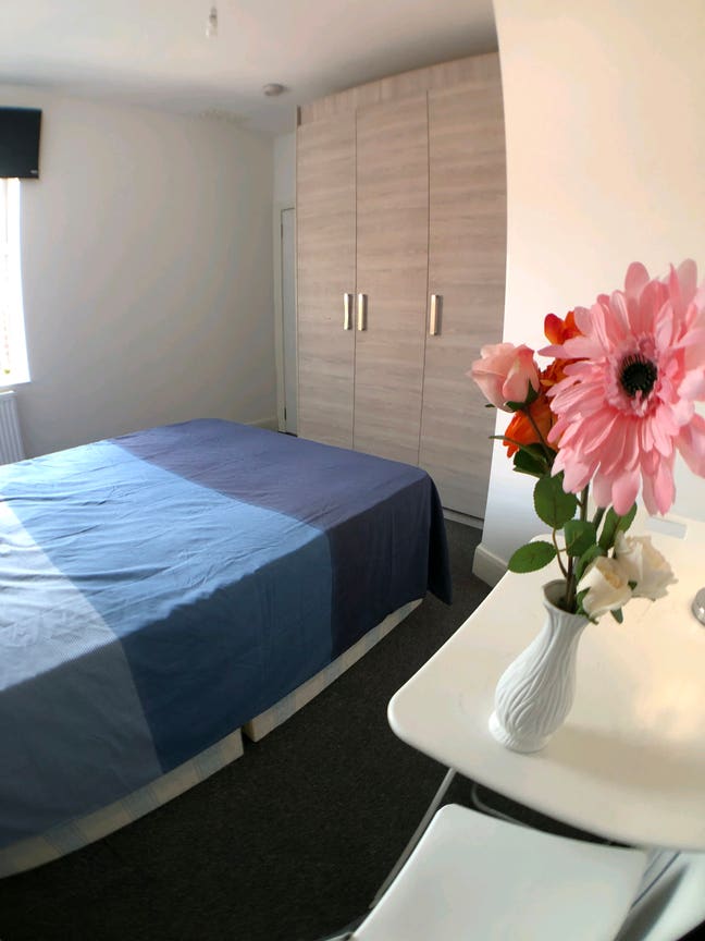 Double Room in Quiet Area Close to Amenities Main Photo