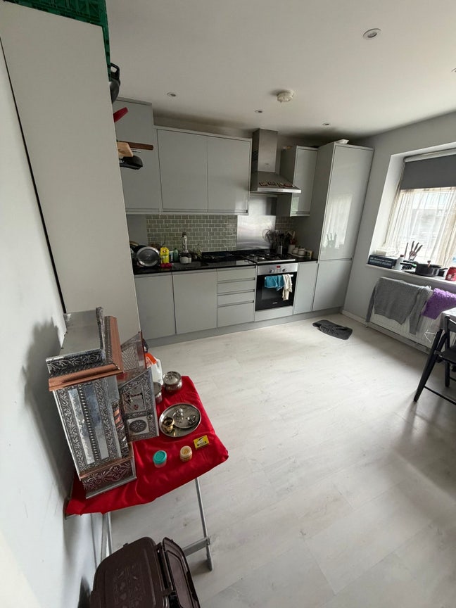 Large Double Room - Colindale  Main Photo