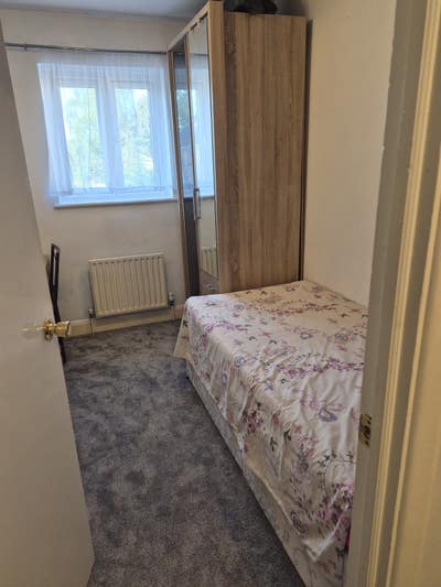 Single and 1 bedroom flat to rent bills included Main Photo
