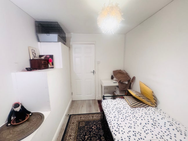 Single room in family home  Main Photo