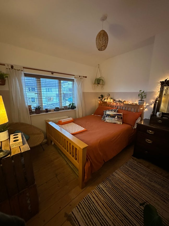 Newly decorated double room in a cosy house to let Main Photo