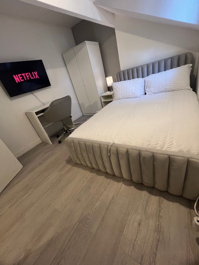     Modern Double Room – Bills Included Main Photo