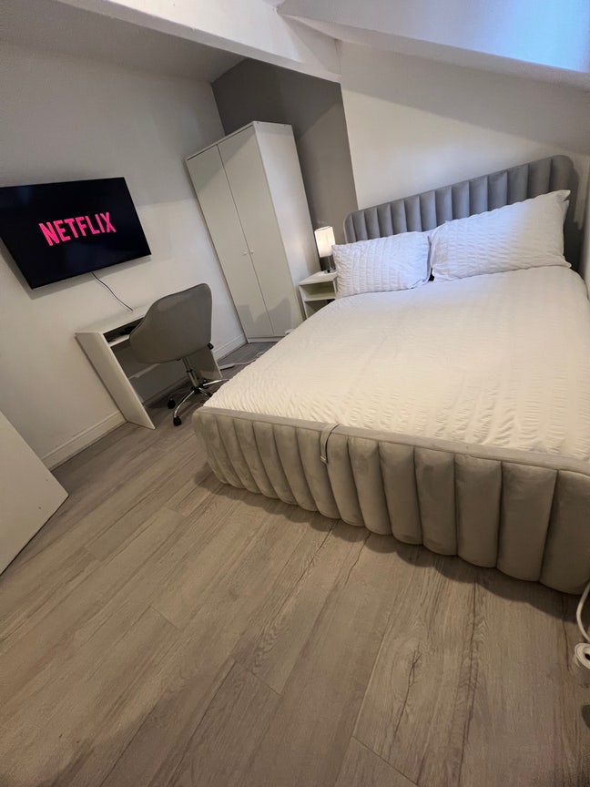     Modern Double Room – Bills Included Main Photo