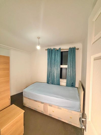 Single Bed Room Near Seven Kings Station.  Main Photo