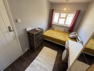 ☘️ Single Room Near Poplar Main Photo
