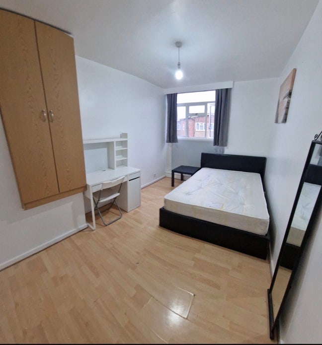 Spacious Double Room close to centre London Main Photo
