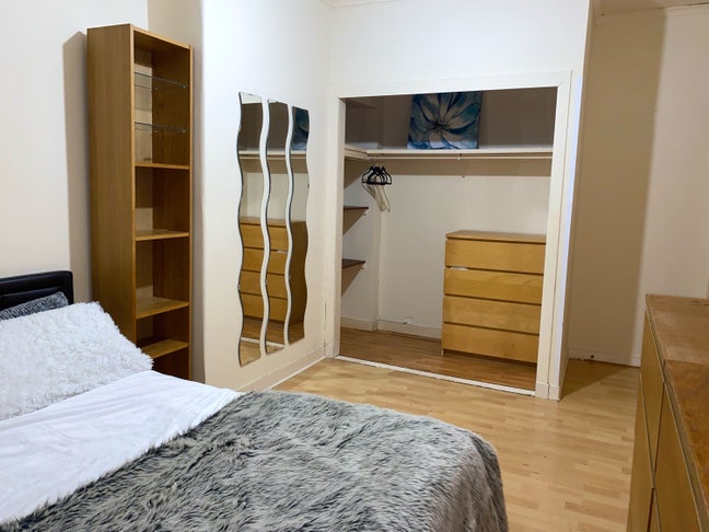 Huge Room with Walk-In Wardrobe Main Photo