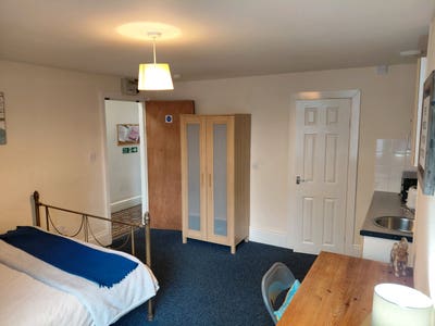  NEW studio flat w/ensuite. All bills & parking Main Photo