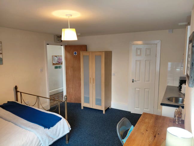  NEW studio flat w/ensuite. All bills & parking Main Photo