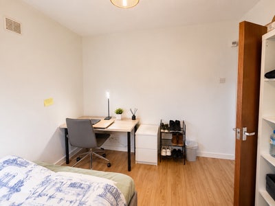 Double room in modern 2 bed flat  Main Photo