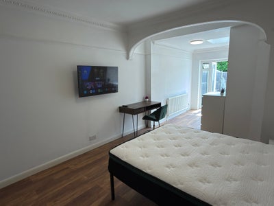Modern Room in Prime Hendon Location – Bills Inc Main Photo