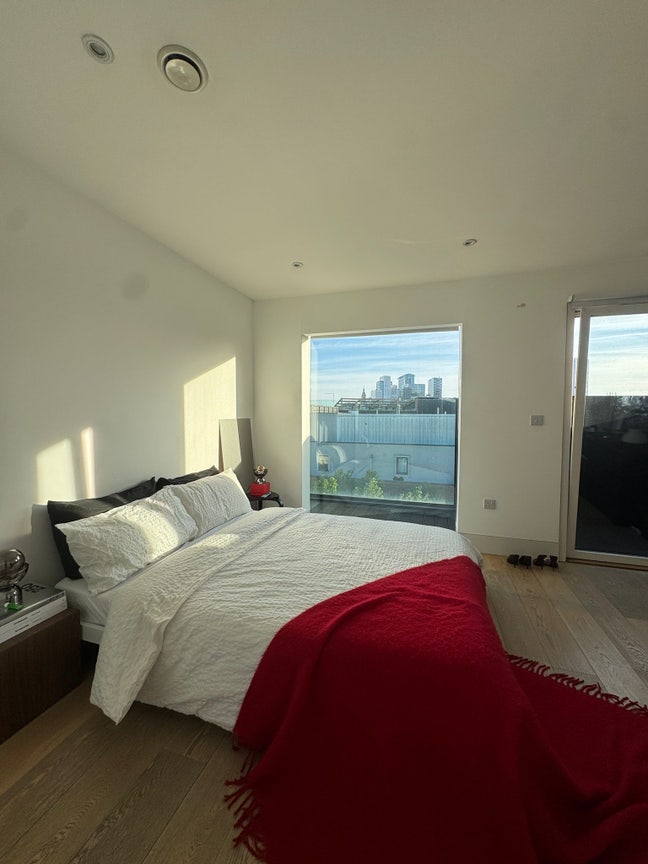 Modern Shoreditch Flat | 2 Terraces + 2 Bathrooms Main Photo