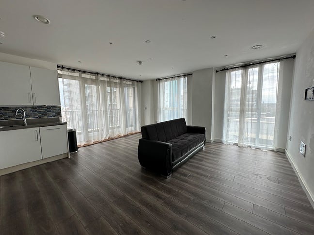 ✨ 2-Bed, 2-Bath Apartment with En-Suite & Balcony Main Photo