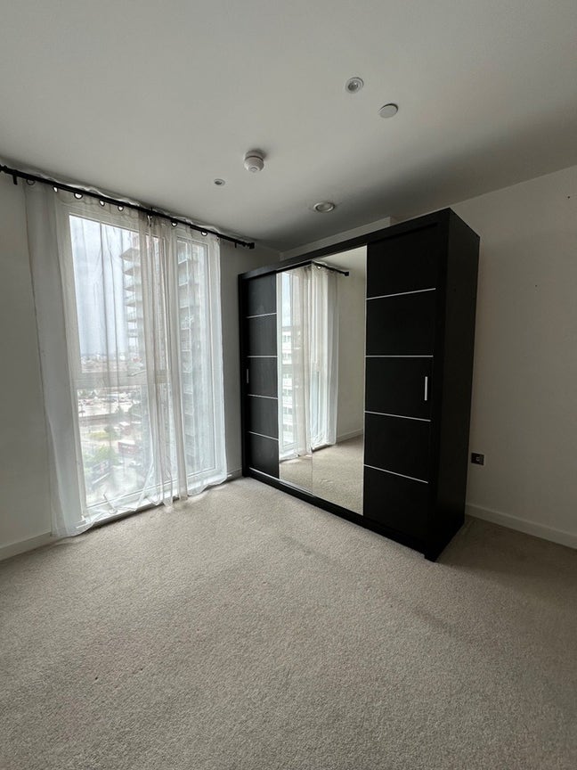 ✨ 2-Bed, 2-Bath Apartment with En-Suite & Balcony Main Photo