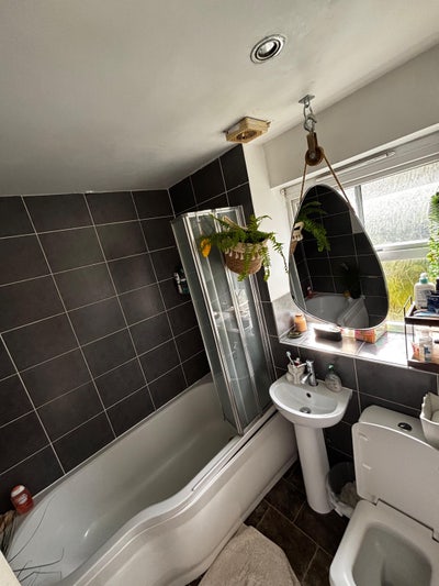 Spacious Double Room in 2-Bed House Main Photo