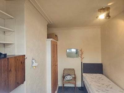 A bright and comfortable ensuite room for rent Main Photo