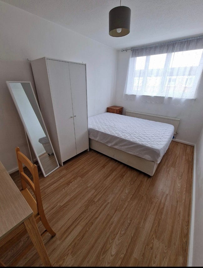 Bright double room in professional flatshare Main Photo